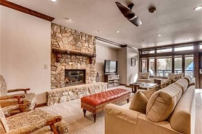 Luxury Ski in, Ski out 2 Bedroom Mountain Residence in the Heart of Li