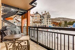 Luxury Ski in, Ski out 2 Bedroom Mountain Residence in the Heart of Li