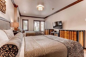 Luxury Ski in, Ski out 2 Bedroom Mountain Residence in the Heart of Li