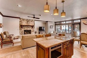 Luxury Ski in, Ski out 2 Bedroom Mountain Residence in the Heart of Li