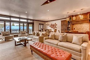 Luxury Ski in, Ski out 2 Bedroom Mountain Residence in the Heart of Li