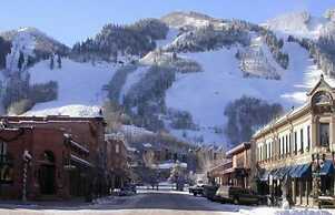 Luxury 2 Bedroom Downtown Aspen Vacation Rental With Access to a Heate