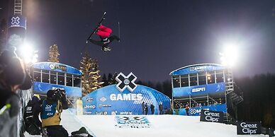 Luxury 2 Bedroom Downtown Aspen Vacation Rental With Access to a Heate