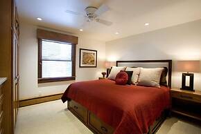 Luxury 2 Bedroom Downtown Aspen Vacation Rental With Access to a Heate
