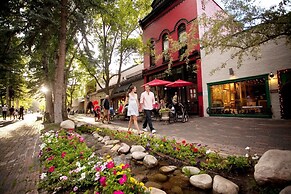 3 Bedroom Mountain Residence in the Heart of Aspen With Amenities Incl