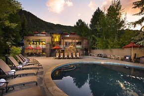 3 Bedroom Mountain Residence in the Heart of Aspen With Amenities Incl