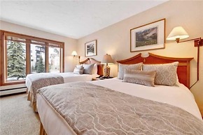 Ski in, Ski out Studio Condo in the Heart of Lionshead Village with Ho