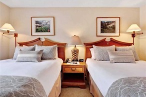 Ski in, Ski out Studio Condo in the Heart of Lionshead Village with Ho