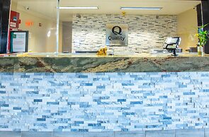 Quality Inn & Suites Woodstock near Lake Geneva