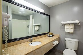 Quality Inn & Suites Woodstock near Lake Geneva