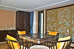 Slender West Lake Hot Spring Resort