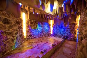 Slender West Lake Hot Spring Resort