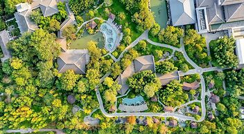 Slender West Lake Hot Spring Resort