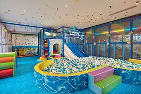 Slender West Lake Hot Spring Resort