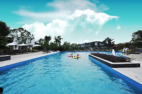 Slender West Lake Hot Spring Resort