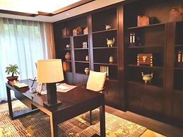 Slender West Lake Hot Spring Resort