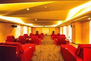 Slender West Lake Hot Spring Resort