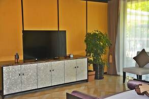 Slender West Lake Hot Spring Resort