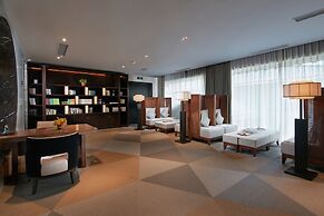 Slender West Lake Hot Spring Resort