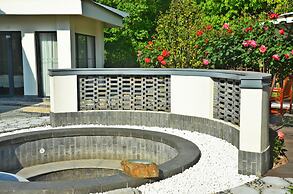 Slender West Lake Hot Spring Resort