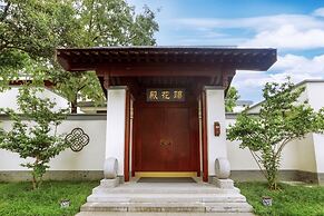 Slender West Lake Hot Spring Resort