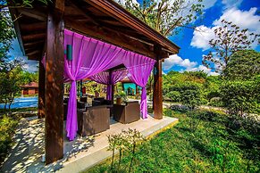 Slender West Lake Hot Spring Resort