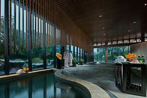 Slender West Lake Hot Spring Resort