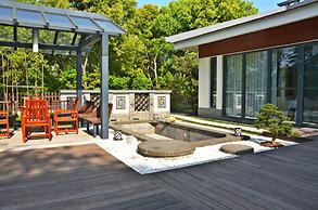 Slender West Lake Hot Spring Resort