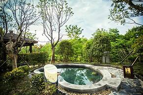 Slender West Lake Hot Spring Resort