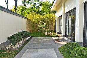 Slender West Lake Hot Spring Resort