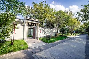 Slender West Lake Hot Spring Resort