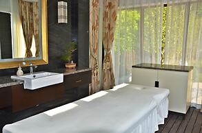 Slender West Lake Hot Spring Resort