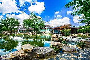 Slender West Lake Hot Spring Resort