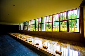 Slender West Lake Hot Spring Resort