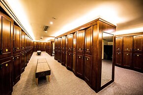 Slender West Lake Hot Spring Resort