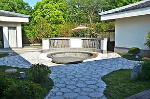 Slender West Lake Hot Spring Resort