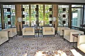 Slender West Lake Hot Spring Resort