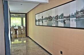 Slender West Lake Hot Spring Resort