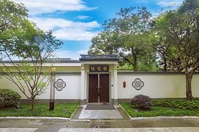 Slender West Lake Hot Spring Resort