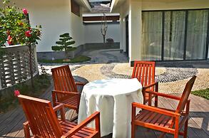 Slender West Lake Hot Spring Resort