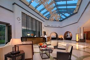 Slender West Lake Hot Spring Resort