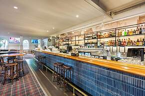 College Lawn Hotel - Hostel