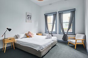 College Lawn Hotel - Hostel