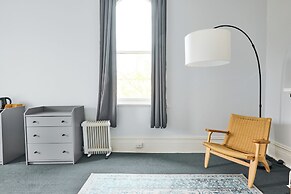 College Lawn Hotel - Hostel
