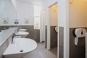 College Lawn Hotel - Hostel