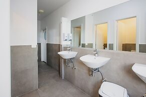 College Lawn Hotel - Hostel