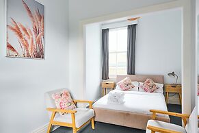 College Lawn Hotel - Hostel