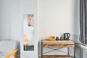 College Lawn Hotel - Hostel