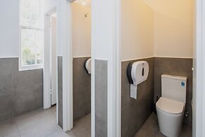 College Lawn Hotel - Hostel