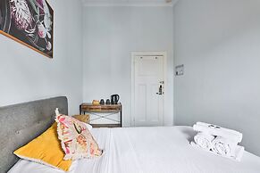 College Lawn Hotel - Hostel